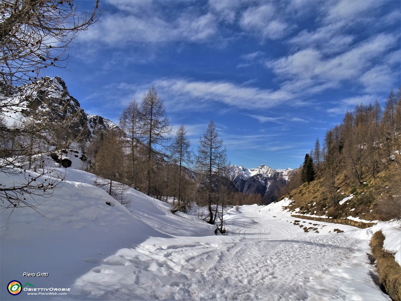 23 Qui si cammina bene, splende il sole a valle.JPG